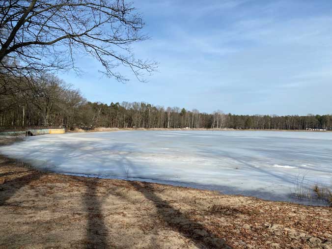 Nackt am blauen see